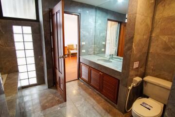 For RENT : Raintree Village Apartment / 3 Bedroom / 3 Bathrooms / 268 sqm / 85000 THB [9626212]