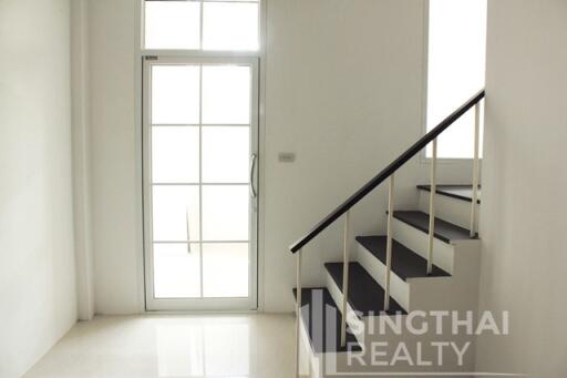 For RENT : Townhouse Ekkamai / 4 Bedroom / 4 Bathrooms / 240 sqm / 85000 THB [9992346]