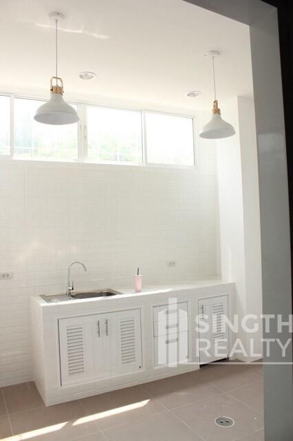 For RENT : Townhouse Ekkamai / 4 Bedroom / 4 Bathrooms / 240 sqm / 85000 THB [9992346]