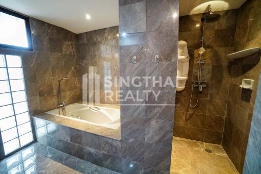 For RENT : Raintree Village Apartment / 3 Bedroom / 3 Bathrooms / 268 sqm / 85000 THB [R10324]