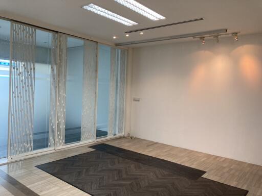 For RENT : Office Ekkamai / 2 Bedroom / 2 Bathrooms / 110 sqm / 88000 THB [R10521]