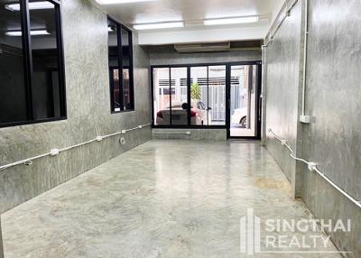 For RENT : Office Sathorn / 3 Bedroom / 3 Bathrooms / 235 sqm / 89000 THB [6904013]