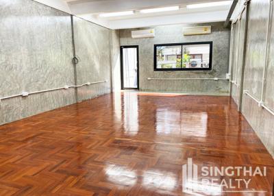 For RENT : Office Sathorn / 3 Bedroom / 3 Bathrooms / 235 sqm / 89000 THB [6904013]