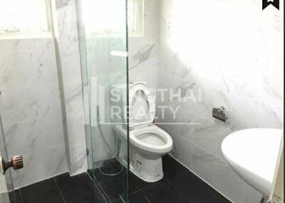 For RENT : House Ekkamai / 4 Bedroom / 3 Bathrooms / 301 sqm / 90000 THB [4383878]