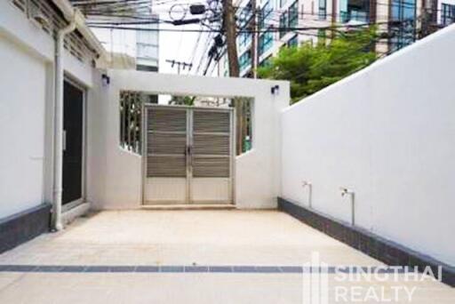 For RENT : Townhouse Thonglor / 5 Bedroom / 3 Bathrooms / 301 sqm / 90000 THB [7473910]