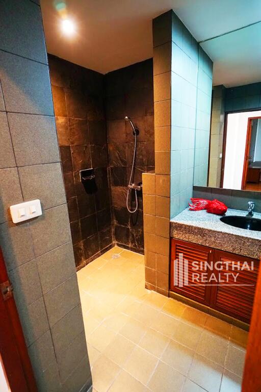 For RENT : Raintree Village Apartment / 3 Bedroom / 3 Bathrooms / 269 sqm / 90000 THB [8582833]