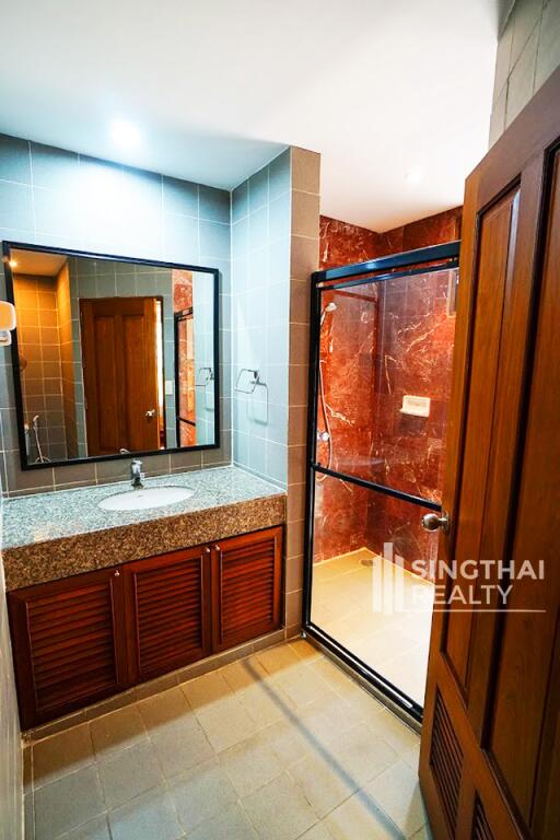 For RENT : Raintree Village Apartment / 3 Bedroom / 3 Bathrooms / 269 sqm / 90000 THB [8582833]