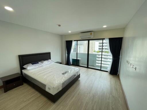 For RENT : Ruamjai Heights / 3 Bedroom / 3 Bathrooms / 209 sqm / 90000 THB [R10655]