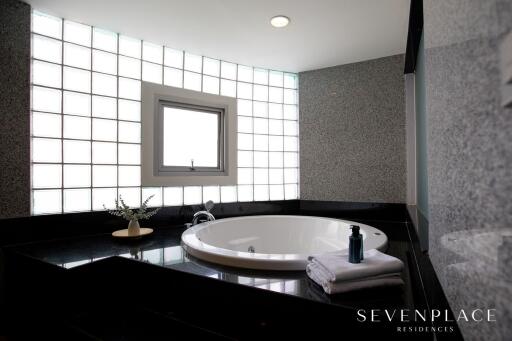 For RENT : Seven Place Executive Residences / 3 Bedroom / 3 Bathrooms / 286 sqm / 92000 THB [7550401]