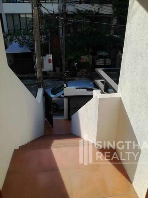 For RENT : House Phromphong / 2 Bedroom / 3 Bathrooms / 251 sqm / 100000 THB [6197215]