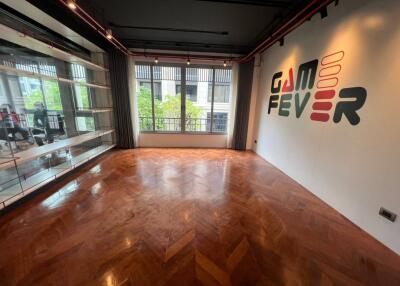 For RENT : Office Thonglor / 3 Bedroom / 3 Bathrooms / 207 sqm / 100000 THB [R10870]