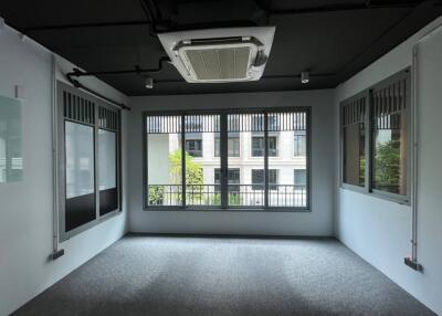 For RENT : Office Thonglor / 3 Bedroom / 3 Bathrooms / 207 sqm / 100000 THB [R10870]