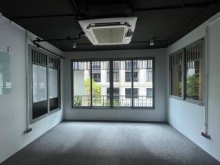 For RENT : Office Thonglor / 3 Bedroom / 3 Bathrooms / 207 sqm / 100000 THB [R10870]