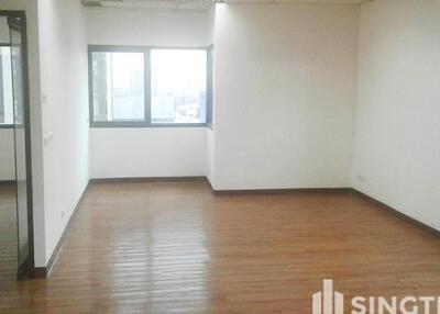 For RENT : Office Ekkamai / 2 Bedroom / 2 Bathrooms / 156 sqm / 100750 THB [7496328]