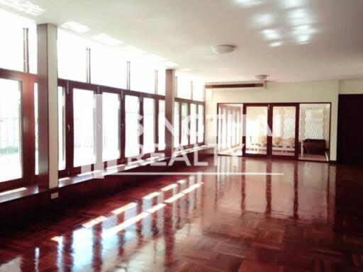 For RENT : House Nana / 3 Bedroom / 2 Bathrooms / 401 sqm / 110000 THB [3929204]