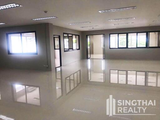 For RENT : Office Ekkamai / 3 Bedroom / 3 Bathrooms / 241 sqm / 110000 THB [6814003]