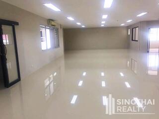 For RENT : Office Ekkamai / 3 Bedroom / 3 Bathrooms / 241 sqm / 110000 THB [6814003]