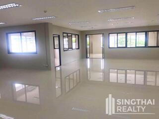 For RENT : Office Ekkamai / 3 Bedroom / 3 Bathrooms / 241 sqm / 110000 THB [6814003]