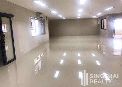 For RENT : Office Ekkamai / 3 Bedroom / 3 Bathrooms / 241 sqm / 110000 THB [6814003]