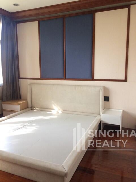 For RENT : House Ekkamai / 3 Bedroom / 4 Bathrooms / 281 sqm / 120000 THB [5790437]