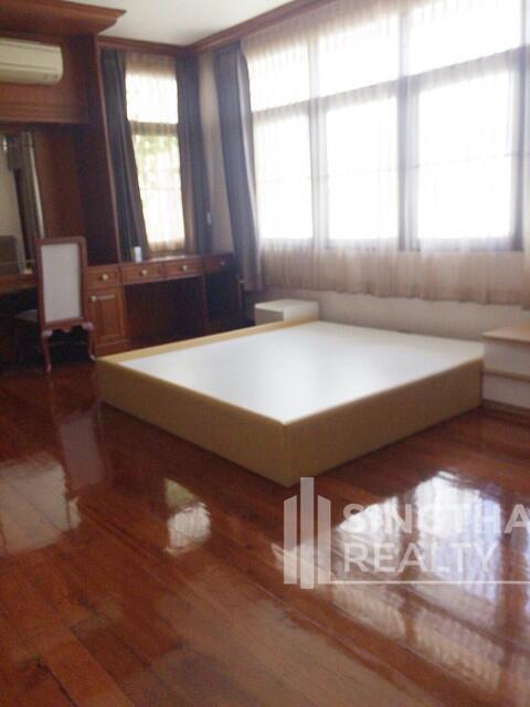 For RENT : House Ekkamai / 3 Bedroom / 4 Bathrooms / 281 sqm / 120000 THB [5790437]