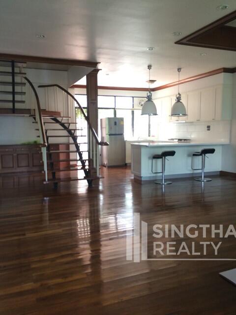 For RENT : House Ekkamai / 3 Bedroom / 4 Bathrooms / 281 sqm / 120000 THB [5790437]