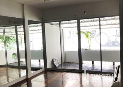For RENT : Townhouse Phromphong / 5 Bedroom / 4 Bathrooms / 261 sqm / 120000 THB [6302038]