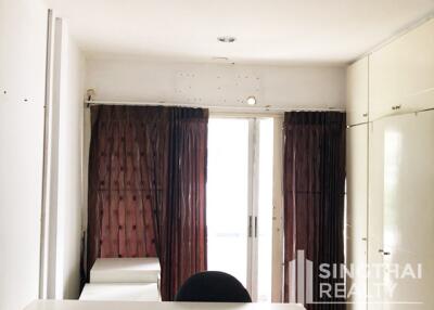 For RENT : Townhouse Phromphong / 5 Bedroom / 4 Bathrooms / 261 sqm / 120000 THB [6302038]
