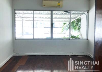 For RENT : Townhouse Phromphong / 5 Bedroom / 4 Bathrooms / 261 sqm / 120000 THB [6302038]