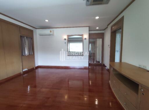 For RENT : House Thonglor / 4 Bedroom / 4 Bathrooms / 340 sqm / 120000 THB [R10026]