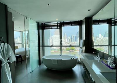 For RENT : The River / 3 Bedroom / 3 Bathrooms / 146 sqm / 140000 THB [R10378]