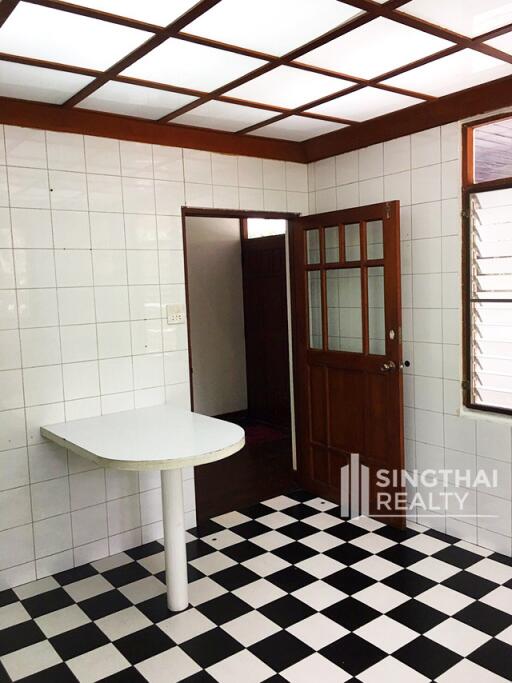 For RENT : House Ploenchit / 2 Bedroom / 4 Bathrooms / 201 sqm / 130000 THB [7620309]