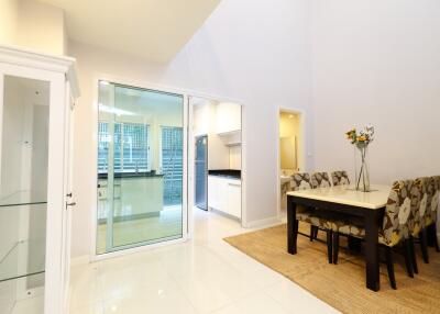 For RENT : Townhouse Asoke / 3 Bedroom / 4 Bathrooms / 200 sqm / 130000 THB [10326681]