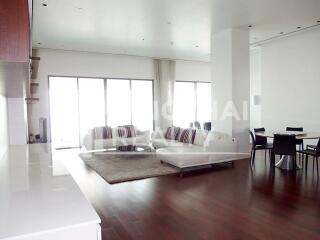 For RENT : Le Raffine Jambu Dvipa Sukhumvit 39 / 2 Bedroom / 2 Bathrooms / 241 sqm / 135000 THB [3803237]