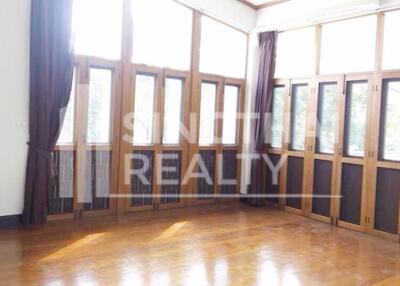 For RENT : House Phromphong / 4 Bedroom / 5 Bathrooms / 301 sqm / 150000 THB [3592493]