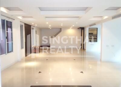 For RENT : House Ekkamai / 4 Bedroom / 5 Bathrooms / 350 sqm / 150000 THB [3591962]