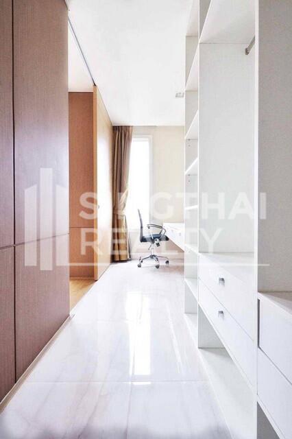 For RENT : Wind Sukhumvit 23 / 3 Bedroom / 3 Bathrooms / 243 sqm / 150000 THB [3863168]