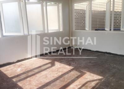 For RENT : House Ekkamai / 3 Bedroom / 3 Bathrooms / 301 sqm / 150000 THB [3920924]