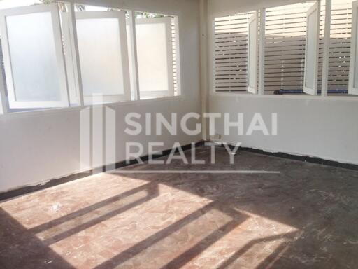 For RENT : House Ekkamai / 3 Bedroom / 3 Bathrooms / 301 sqm / 150000 THB [3920924]