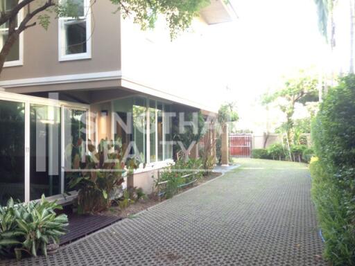 For RENT : House Ekkamai / 4 Bedroom / 4 Bathrooms / 401 sqm / 150000 THB [4253309]