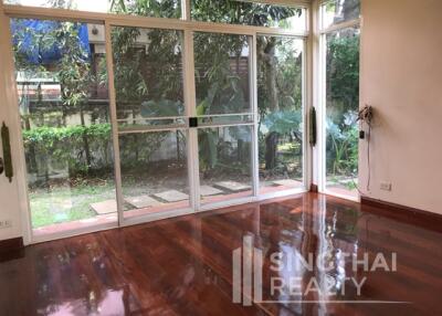 For RENT : House Ekkamai / 4 Bedroom / 4 Bathrooms / 351 sqm / 150000 THB [5311019]