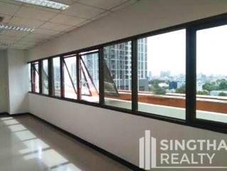 For RENT : Office Ekkamai / 2 Bedroom / 2 Bathrooms / 239 sqm / 154700 THB [8467690]