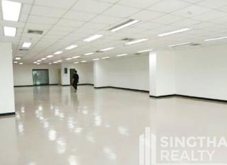 For RENT : Office Ekkamai / 2 Bedroom / 2 Bathrooms / 239 sqm / 154700 THB [8467690]