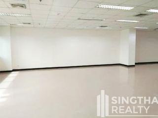 For RENT : Office Ekkamai / 2 Bedroom / 2 Bathrooms / 239 sqm / 154700 THB [8467690]