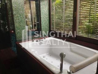 For RENT : House Ekkamai / 2 Bedroom / 2 Bathrooms / 181 sqm / 160000 THB [3880700]