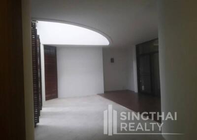 For RENT : House Phromphong / 3 Bedroom / 4 Bathrooms / 301 sqm / 160000 THB [6200925]