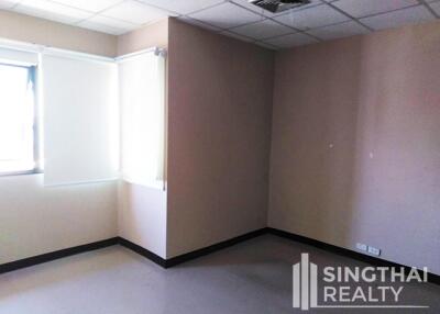 For RENT : Office Ekkamai / 2 Bedroom / 2 Bathrooms / 251 sqm / 162500 THB [7969704]