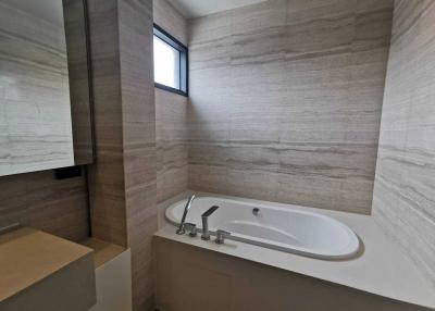 For RENT : House Huai Khwang / 4 Bedroom / 4 Bathrooms / 300 sqm / 165000 THB [9308205]