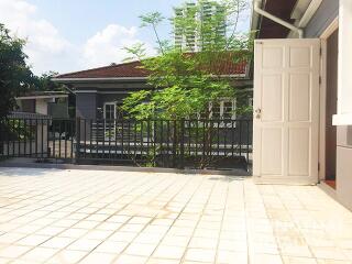 For RENT : Office Ekkamai / 3 Bedroom / 3 Bathrooms / 426 sqm / 170000 THB [6816149]