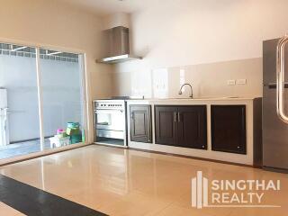 For RENT : Office Ekkamai / 3 Bedroom / 3 Bathrooms / 426 sqm / 170000 THB [6816149]